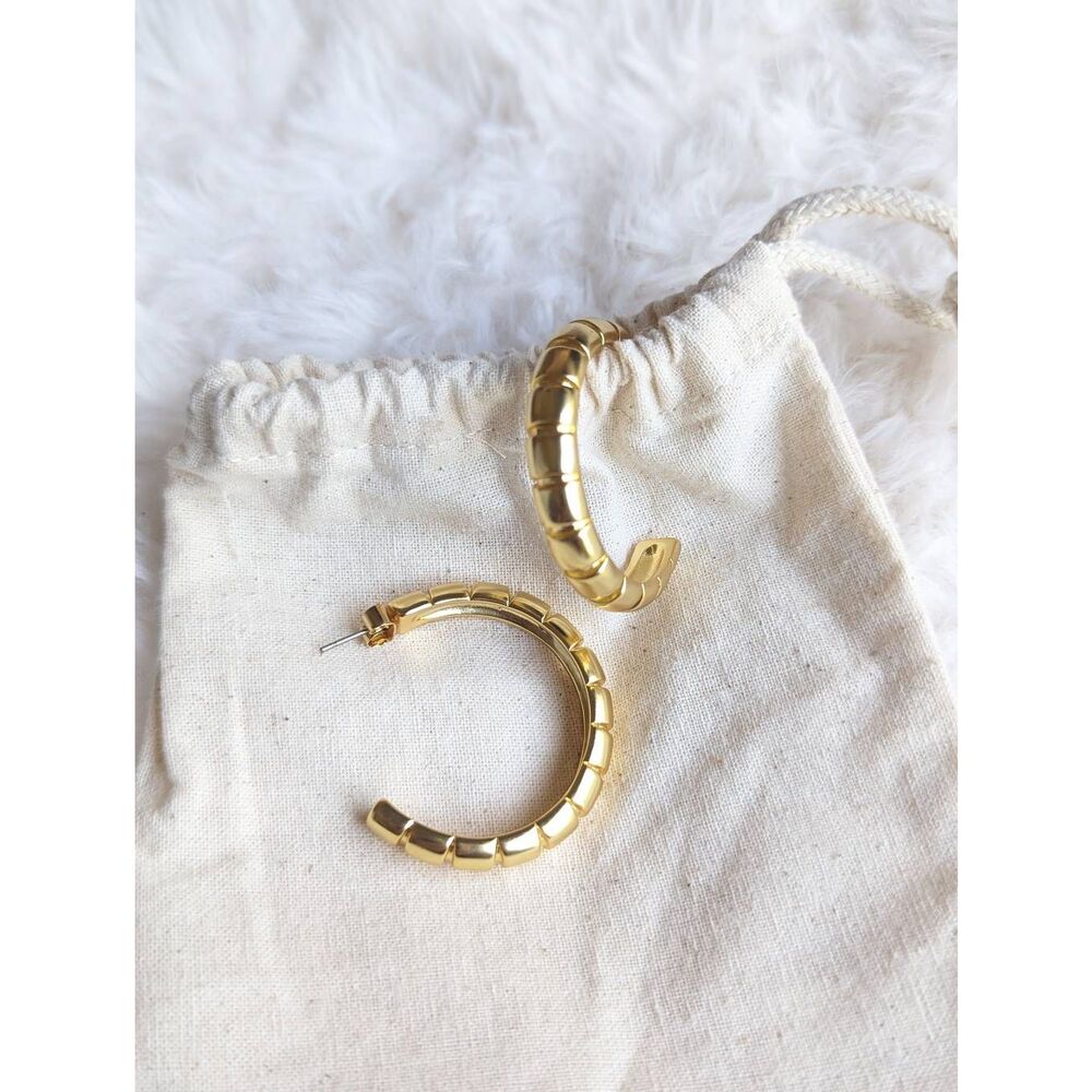 🎀 J. CREW Gold Tone Ridge Cut Hoop Earrings
